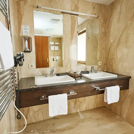 Hotell Zur Burg 4*